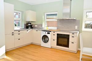 a kitchen with a washer and a washing machine at Residenz R1 App 1 in Behrensdorf