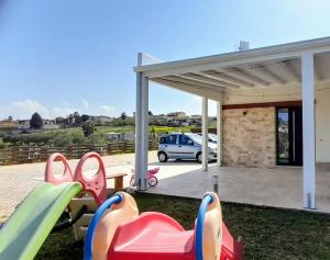 ein Spielplatz mit einem in einer Garage geparkten Auto in der Unterkunft CI VULIA B&B - Sicilia, con colazione, piscina, barbecue, parcheggio, free wifi, sea pool and bbq in Alcamo Marina + 70 Fotos