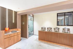 a room with a bar with three drums on a counter at Treebo Gateway Mansion in Mumbai