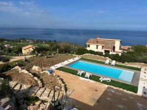an aerial view of a house with a swimming pool at Apt Perterrepermari a 2 Km Da Riserva Dello Zingaro in Scopello