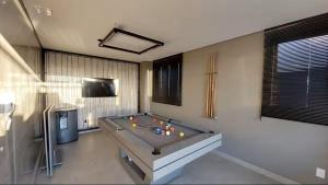 a large room with a pool table in it at Studio moderno, rooftop com piscina, próx UFU in Uberlândia