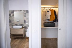 a small bathroom with a sink and a mirror at Le Suite del Pastore, Monolocale con Terrazza Privata e Parcheggio Facile, vicino al Centro in Lecce
