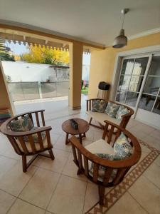 a living room with two chairs and a table at Casa Colibrí zona Parque Saavedra de La Plata in La Plata