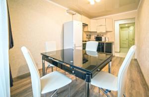 A kitchen or kitchenette at Apartments on Svobody Avenue- the center of Lviv