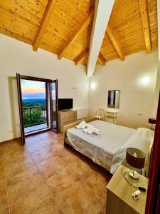 a bedroom with a bed and a large window at Casa Micia Spilinga in Spilinga