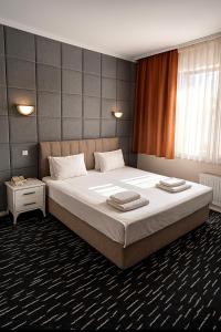 ein Schlafzimmer mit einem großen Bett und einem Fenster in der Unterkunft Anı Park Hotel in Pendik
