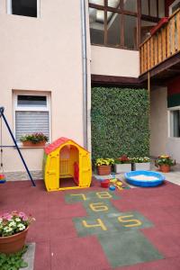 a play area with a dog house on a patio at Pensiune Restaurant Indus in Ocna Sibiului