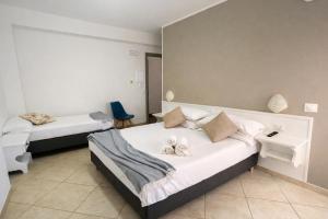 ein Schlafzimmer mit zwei Betten, auf denen Schuhe stehen in der Unterkunft Hotel Residence Turium in Santa Maria del Cedro