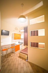 een klein appartement met een keuken en een woonkamer bij Mini Apartment on Rappoporta 7a-3 in Lviv
