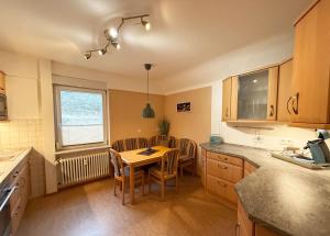 a kitchen with a table and chairs in a room at Ferienwohnung Mona Lisa in Malterdingen