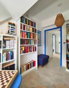 a room with book shelves filled with books at Weserblick Hafen-Villa-Bremen in Bremen