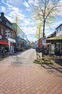 an empty street in a city with buildings at Ferienwohnung 125 qm für 6 Gäste im Zentrum Heinsberg in Heinsberg