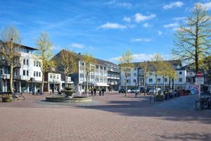 a town square with a fountain and buildings at Ferienwohnung 125 qm für 6 Gäste im Zentrum Heinsberg in Heinsberg