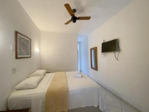 a bedroom with a bed and a ceiling fan at Velejador Hotel, a 5 minutos do Centro Histórico, com estacionamento! in Paraty