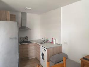 a kitchen with a sink and a washing machine at Casa Campo Gerena in Sanlúcar de Barrameda