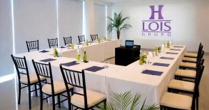 a long table with chairs in a room at Hotel Lois Express Monterrey Aeropuerto La Fe in Monterrey