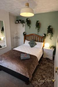 a bedroom with a large bed in a room at Cosy Bee - Freemantle Solent Lodge in Southampton