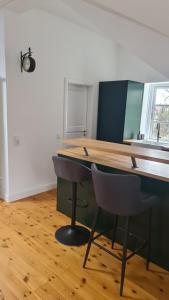 a kitchen with a table and two chairs and a sink at Ferienwohnung Lottchen in Schwerin