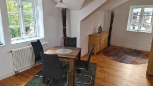 a dining room with a table and chairs at Ferienwohnung Lottchen in Schwerin