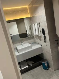 ein Badezimmer mit Waschbecken und Spiegel in der Unterkunft PARK DEMİRKAPI HOTEL in Beysehir + 5 Fotos