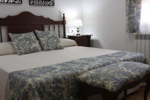 a bedroom with a bed with two pillows on it at Casa Rural Galatea especial Grupos in Ossa de Montiel