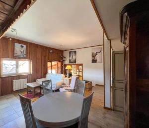 ein Wohnzimmer mit Tisch und Stühlen in der Unterkunft Appart Hôtel Ambert in Marsac-en-Livradois