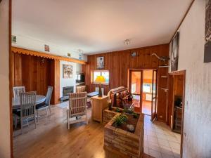 ein Wohn- und Esszimmer mit Tisch und Stühlen in der Unterkunft Appart Hôtel Ambert in Marsac-en-Livradois