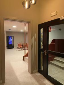 a room with a door leading to a dining room at Pensión Coral in Barcelona