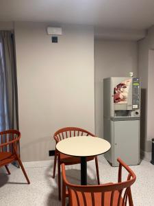 a room with a table and chairs and a microwave at Pensión Coral in Barcelona +44 photos
