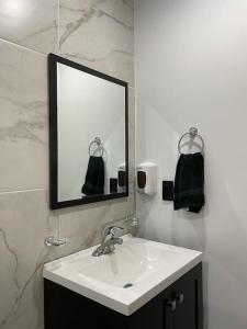 a bathroom with a sink and a mirror at AR SUITES DEPARTAMENTO CENTRO 3 in Zamora de Hidalgo