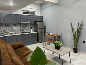 a living room with a couch and a kitchen at AR SUITES DEPARTAMENTO CENTRO 3 in Zamora de Hidalgo +6 photos