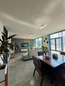 a living room with a table and a couch at AR Suites 3 La Calzada in Zamora de Hidalgo
