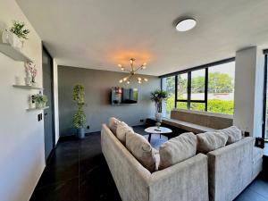 a living room with a couch and a table at AR Suites 2 La Calzada in Zamora de Hidalgo