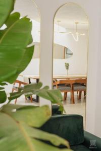 a mirror in a living room with a couch and a table at AR Suites Casa Master Suite Nueva Luneta in Zamora de Hidalgo +65 photos