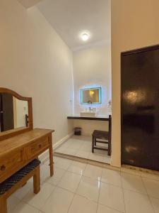 a bathroom with a sink and a mirror in a room at Hotel Valladolid in Valladolid