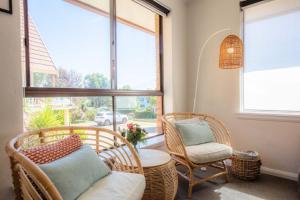 a room with two chairs and a table and a window at Mountain Oak 2 Jindabyne in Jindabyne