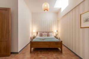 a small bedroom with a bed in a room at Ginger House in Usigliano