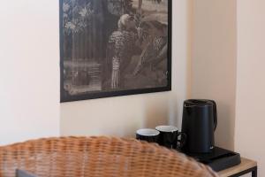 a table with two coffee cups and a picture on the wall at Ginger House in Usigliano