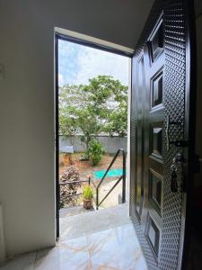 an open door with a view of a pool at Alojamiento in Nueva Loja