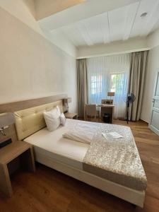 a bedroom with a large bed in a room at Hotel Doctor Weinstube in Bernkastel-Kues +29 photos