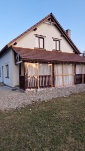 a house with a fence in front of it at Cabana Angela in Râșca