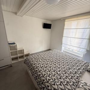 a bedroom with a bed and a window at Piso Chauderon in Lausanne