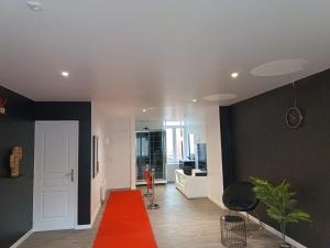 a living room with an orange carpet on the floor at Suite Cinéma #7#- Jacuzzi in Roubaix +13 photos