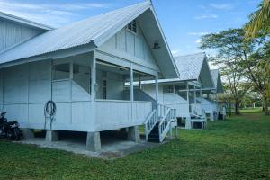 a row of white houses with a porch at Fideluna Beach Bungalow in Insyurifuri