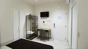a small room with a desk and a chair at Niu Hostal in Casinos