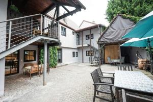 a patio with a table and chairs and a building at FREYZEIT Apartment "Gässel" in der Altstadt von Speyer für bis zu 6 Personen in Speyer
