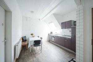 a kitchen with a table and a dining room at FREYZEIT Apartment "Gässel" in der Altstadt von Speyer für bis zu 6 Personen in Speyer
