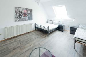 a room with two beds and a window at FREYZEIT Apartment "Gässel" in der Altstadt von Speyer für bis zu 6 Personen in Speyer