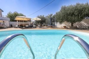ein Swimmingpool mit blauem Wasser in einem Haus in der Unterkunft Polaca in Kakma