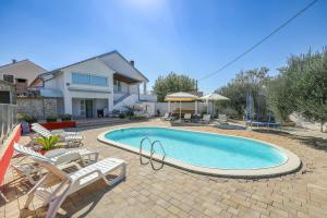 ein Swimmingpool im Hinterhof eines Hauses in der Unterkunft Polaca in Kakma